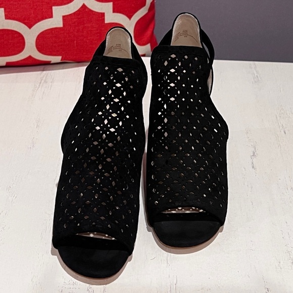 Cole Haan - Grand Edie Black Wedge Sandals with Open Toe & Cutout Design - NWOT - Picture 2 of 6